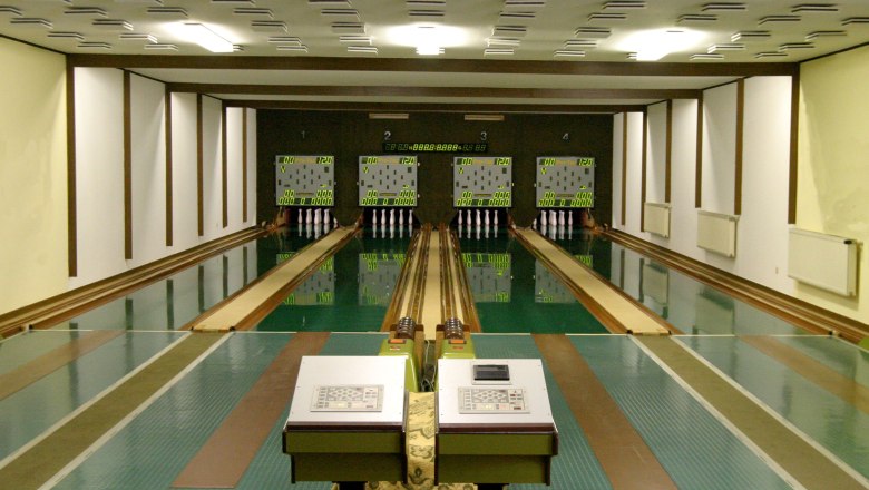 Kegelbahn- Schneeweis, © Sabine Schneeweis Innenansicht einer Kegelbahn mit vier Bahnen und Anzeigetafeln.