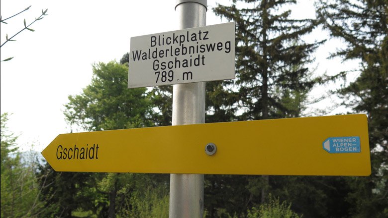Erreichbar über den Walderlebnisweg und Etappe 7 des Weg am WAB, © WIA/CW Wegweiser zum Blickplatz Walderlebnisweg Gschaidt, 789 m, mit gelbem Schild und Wiener Alpen-Bogen Logo.