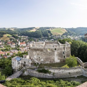 Far-reaching view from the Kirchschlag castle ruins, © Wiener Alpen, Franz Zwickl Far-reaching view from the Kirchschlag castle ruins, © Wiener Alpen, Franz Zwickl