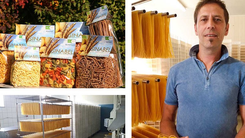 Karl Sinabel, © Karl Sinabel Diverse Nudelprodukte und ein lächelnder Mann in einer Nudelproduktion.