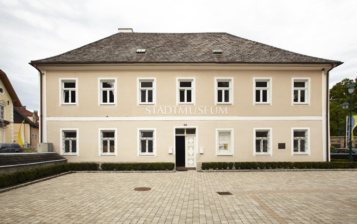 Kirchschlag town museum, © Wiener Alpen, Foto: Bene Croy Facade of the Kirchschlag town museum with several windows and an entrance.