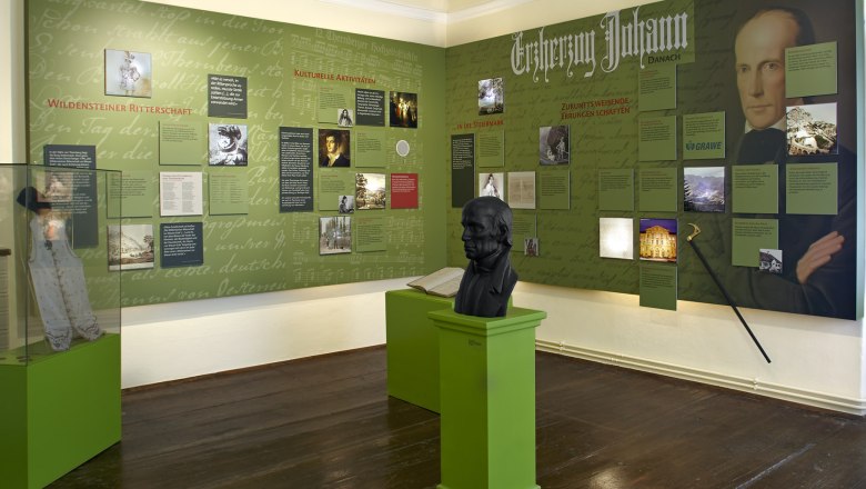 Archduke Johann Documentation, © Wiener Alpen, Foto: Bene Croy Exhibition room about Archduke Johann with information boards and bust.