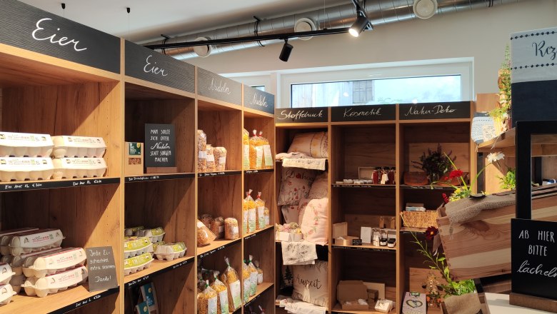 vielseitiges Sortiment im Dorfladen Lichtenegg, © Wiener Alpen Regale mit Eiern, Nudeln und Dekoartikeln in einem Dorfladen.