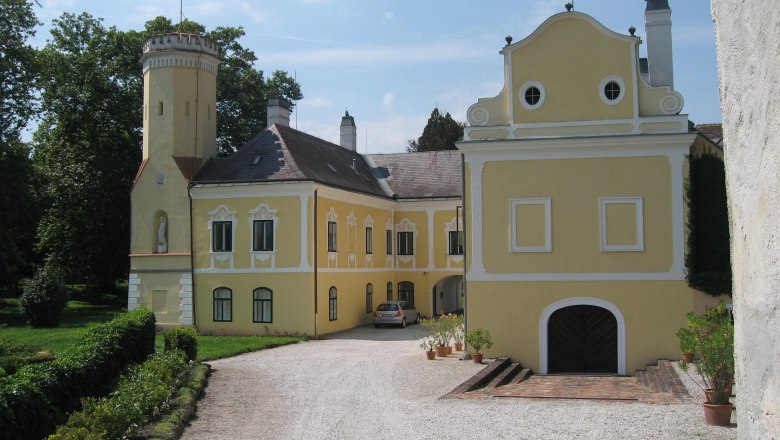 Schloss Linsberg, © Thermengemeinden Gelbes Schloss mit Turm und Garten.