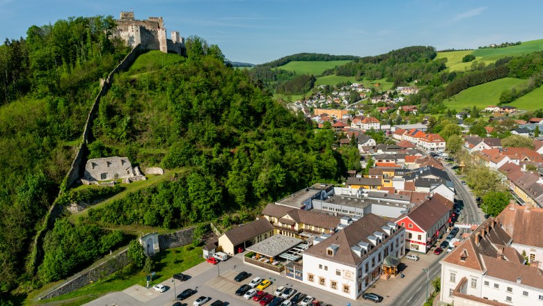 Luftaufnahme Hotel Post Hönig mit Burgruine Kirchschlag, © Wiener Alpen, Christian Kremsl Luftaufnahme Hotel Post Hönig mit Burgruine Kirchschlag, © Wiener Alpen, Christian Kremsl