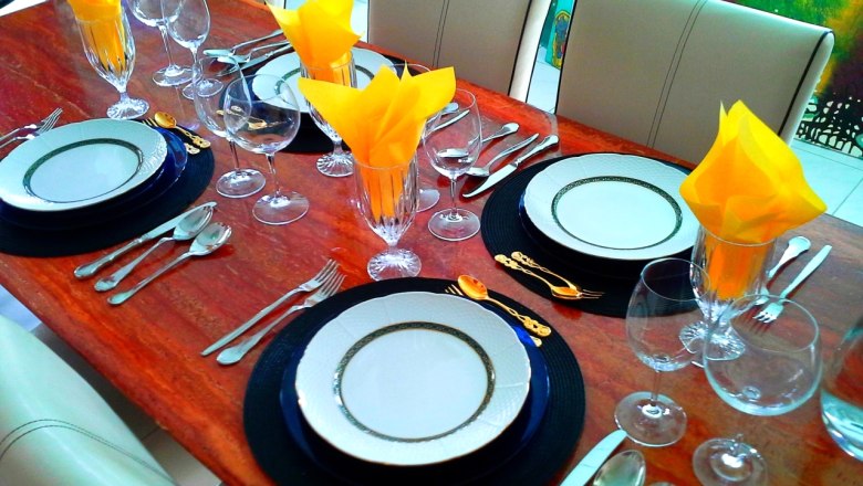 Roomantic Apartments, © Roomantic Apartments Elegant dining table with crockery, cutlery and yellow napkins.