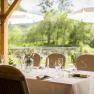 Nature pond, © Lukas Kirchgasser Outdoor table with a view of a pond and trees.