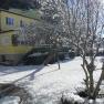 Pension Hendling im Winter, © Josef Hendling Winterliche Szene mit gelbem Gebäude und schneebedecktem Garten.