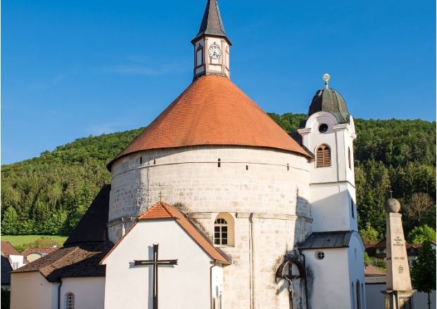 Parish church Scheiblingkirchen, © Walter Strobl, www.audivision.at Scheiblingkirchen parish church with round tower and red roof against a blue sky.