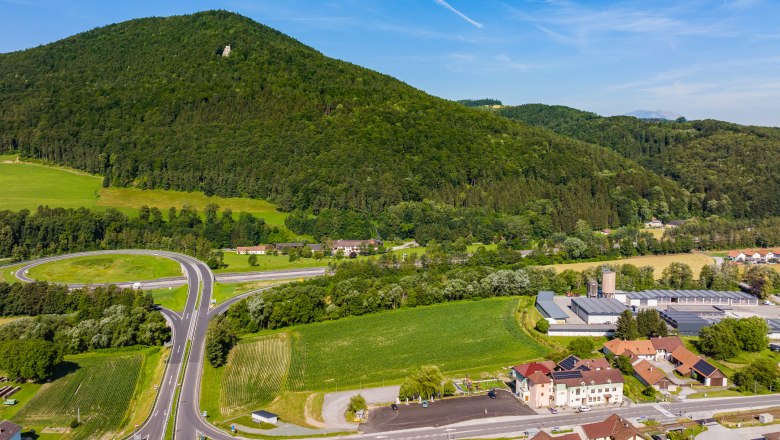 Municipality of Grimmenstein - Kulmriegel with castle, © Wiener Alpen, Kremsl, Fülöp Aerial view with fields and the forested Kulmriegel with Grimmenstein Castle in front of the highway exit and Gasthof Pichler.