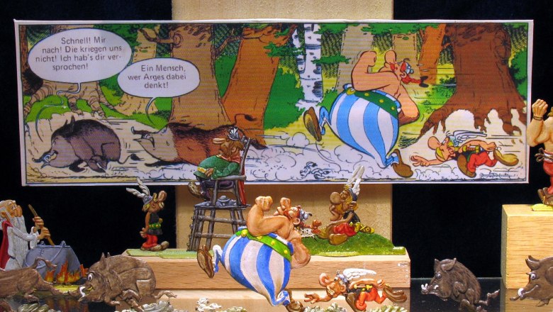 Comic-Figuren in der Zinnfigurenwelt, © Zinnfigurenwelt Katzelsdorf Zinnfiguren von Comic-Charakteren vor einem Comic-Hintergrund.