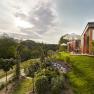 Viennese Alps bed: "Bett in da Wies'n", © Bene Croy Modern accommodation in a green landscape with sunshades and garden.
