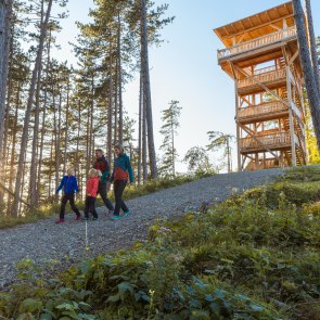 Familie vor dem Aussichtsturm Lanzenkirchen, © Wiener Alpen, Martin Fülöp Familie vor dem Aussichtsturm Lanzenkirchen, © Wiener Alpen, Martin Fülöp