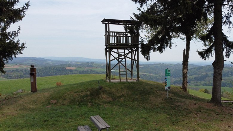 Der Blickplatz befindet sich am Luckerbauerriegel (789 m), © WIA/CW Aussichtsplattform auf einem Hügel mit Blick auf eine hügelige Landschaft.