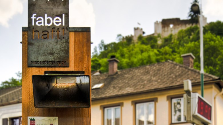 Fabelhafte Zeichen in der Buckligen Welt, © Nikolaus Pfusterschmid Ein Schild mit der Aufschrift 'fabelhaft!' vor einer Burgruine in Niederösterreich.