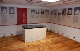 Fortified church documentation, © Marktgemeinde Edlitz Interior view of an exhibition on fortified church documentation with information boards and a display table.