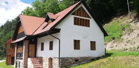 Mariahaus, © Martina Heilingsetzer Traditionelles Haus mit rotem Dach in ländlicher Umgebung.