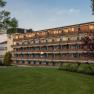 The spa hotel of the Königsberg health resort, © Gesundheitsresort Königsberg Exterior view of the spa hotel in the Königsberg health resort with several floors and balconies, surrounded by trees and lawns.