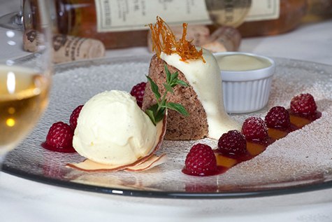 Köstlichkeiten aus der Küche, © Vitalzeit Hotel Weber / Giefing Dessertteller mit Schokoladenkuchen, Vanilleeis, Himbeeren und Soße.