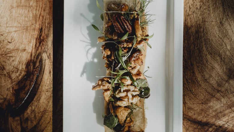 Sautéed chanterelles with pecan nuts, wild herbs, root bread, © Niederösterreich Werbung/Sophie Menegaldo Sautéed chanterelles with pecan nuts, wild herbs, root bread, © Niederösterreich Werbung/Sophie Menegaldo