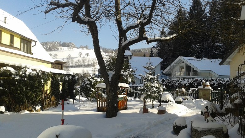 Pension Hendling in winter, © Josef Hendling Winter landscape with snow-covered houses and trees.