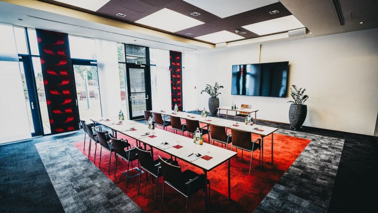 Linsberg Asia_Seminar room, © Linsberg Asia Modern seminar room with tables, chairs and large screen.