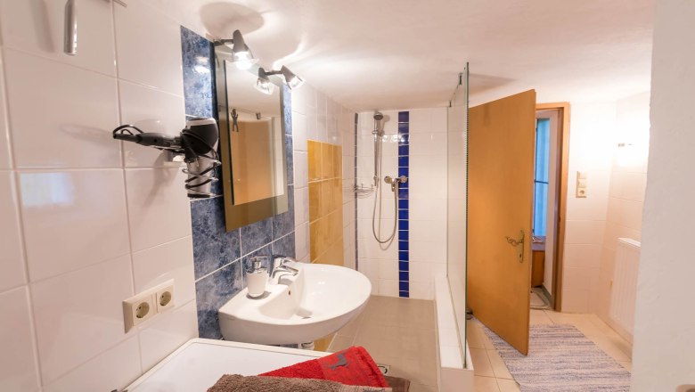 Bath and shower, © Wachahof A bathroom with washbasin, mirror, shower and towels.