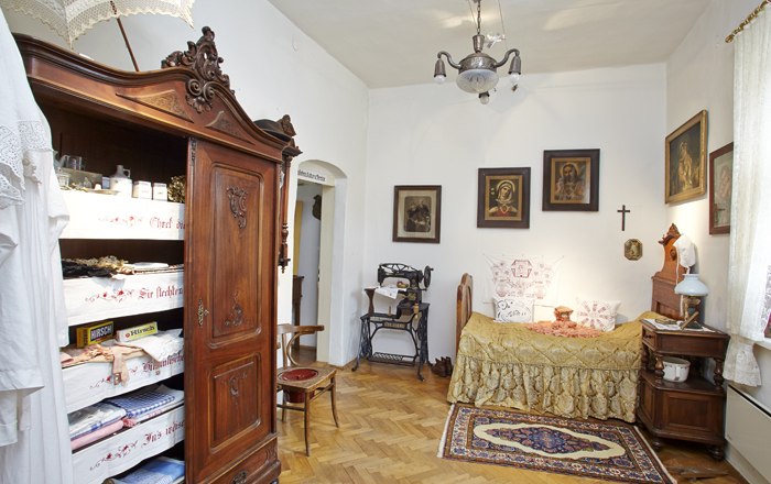 Kirchschlag town museum, © Wiener Alpen, Foto: Bene Croy Historic room in the Kirchschlag town museum with antique furniture and decorations.