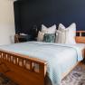 Schlafzimmer Feriennest Zehetbauer, © heiter-weiter.at/Karl Stangl Gemütliches Schlafzimmer mit Holzbett, blauer Wand und dekorativen Kissen.