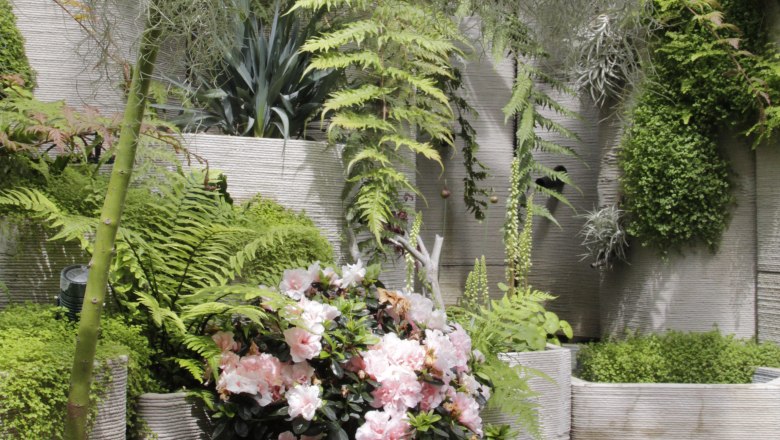 Fernery - Glashaus im Ecolution.Lab, © Bernd Hochwartner Ein Glashaus mit üppigem Grün und blühenden Pflanzen.