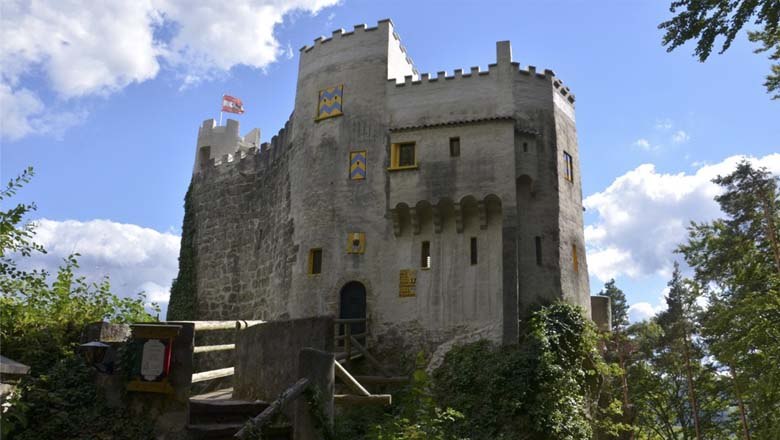 Burg Grimmenstein, © www.burg-grimmenstein.at Burg Grimmenstein mit blauem Himmel und Wolken im Hintergrund.