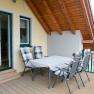 Großzügige Dachterrasse, © heiter-weiter.at/Karl Stangl Dachterrasse mit Tisch und Stühlen unter einem Holzdach.
