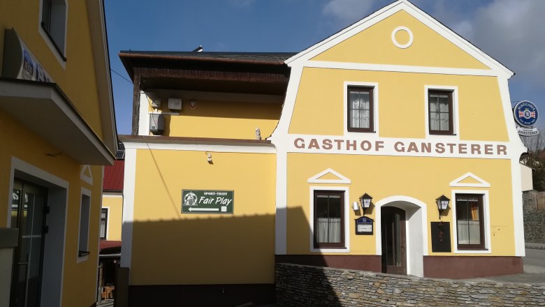 Gasthof Gansterer Zöbern, © Wiener Alpen Gelbes Gebäude mit der Aufschrift 'Gasthof Gansterer'.