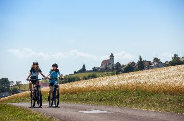 E-Bike Strecke mit Wehrkirche, © Wiener Alpen, Martin Fülöp E-Bike Strecke mit Wehrkirche, © Wiener Alpen, Martin Fülöp