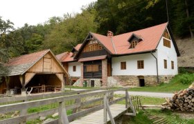Mariahaus, © Martina Heilingsetzer Traditional house with red roof and wooden details in a rural setting.