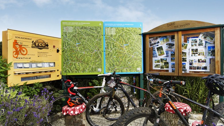 Wanderhotel, © Wiener Alpen / Bene Croy Fahrräder vor Infotafeln mit Wander- und Radwegen in den Wiener Alpen.
