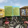 Wanderhotel, © Wiener Alpen / Bene Croy Fahrräder vor Infotafeln mit Wander- und Radwegen in den Wiener Alpen.