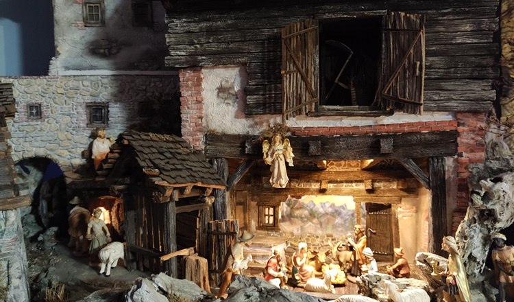 Krippe der Krippenrunde Scheiblingkirchen-Edelsee, © Wiener Alpen Detailreiche Krippe mit Figuren in einer rustikalen Scheune, umgeben von Schafen und Hirten.