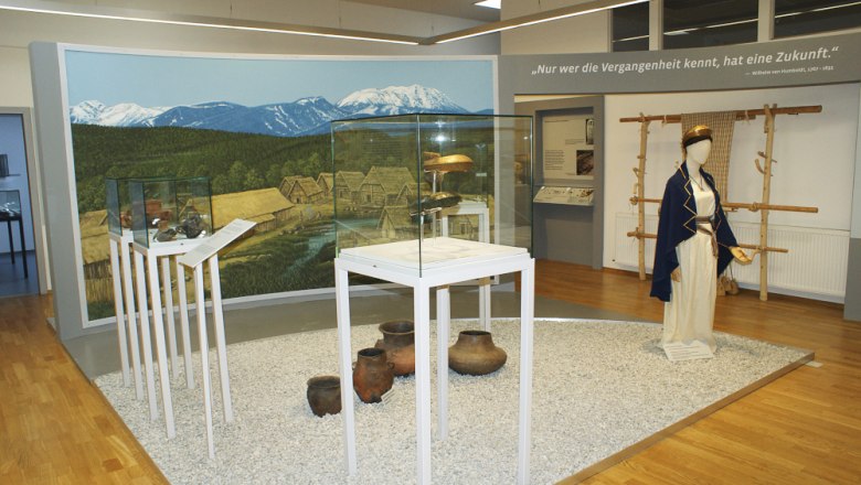 PIZ1000 - Pittener Regionsmuseum, © Marktgemeine Pitten Innenansicht des Pittener Regionsmuseums mit Ausstellungsstücken und Wandgemälde.
