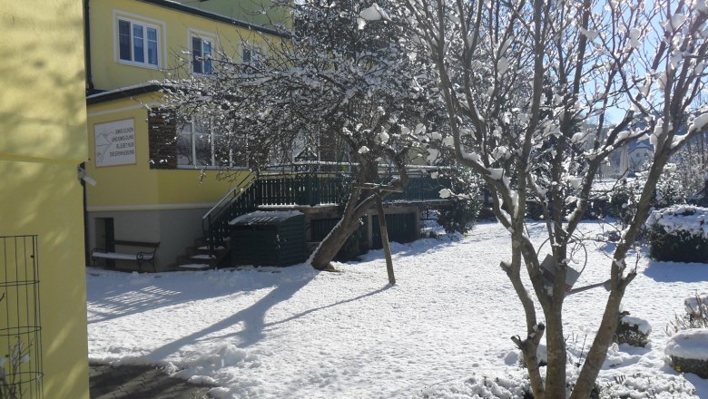 Pension Hendling in winter, © Josef Hendling Winter scene with yellow building and snow-covered garden.