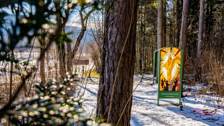 Gläserner Kreuzweg im Winter, © Wiener Alpen, Flotoanker - Luckerbauer Winterlandschaft mit Sonne, Bäumen und religiösem Glasbild in Bad Erlach.