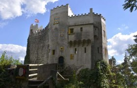 Burg Grimmenstein, © www.burg-grimmenstein.at Burg Grimmenstein mit blauem Himmel und Wolken im Hintergrund.