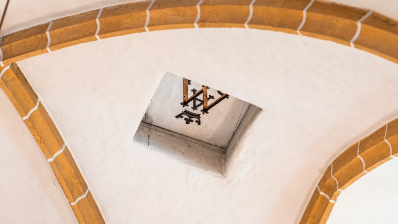 Wehrkirche Edlitz, © Wiener Alpen, Christian Kremsl Innenansicht eines Gewölbes mit Ziegelbögen und einem dekorativen Element in der Mitte.