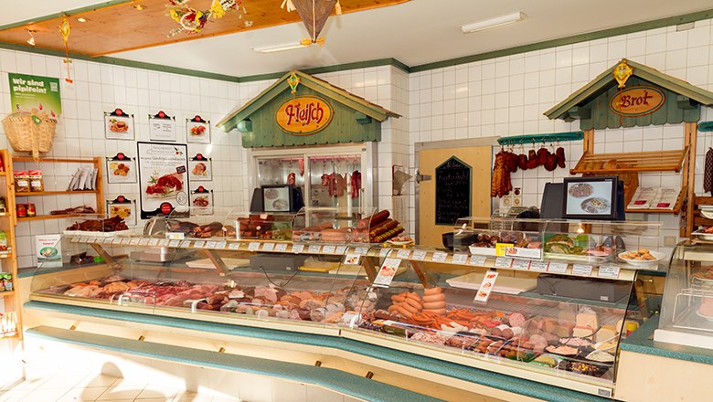 Butcher's shop Pürrer, © Sooo gut schmeckt die Bucklige Welt/ Viktoria Kornfeld Sales room of a butcher's shop with meat and sausage counter.