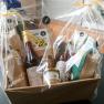 Hofladen beim Feriennest Zehetbauer, © heiter-weiter.at/Karl Stangl Geschenkkorb mit regionalen Produkten, verpackt in Folie, auf einem Tisch.