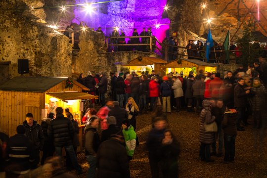 Beisammensein auf der Burgruine Kirchschlag, © Wiener Alpen, Christian Kremsl