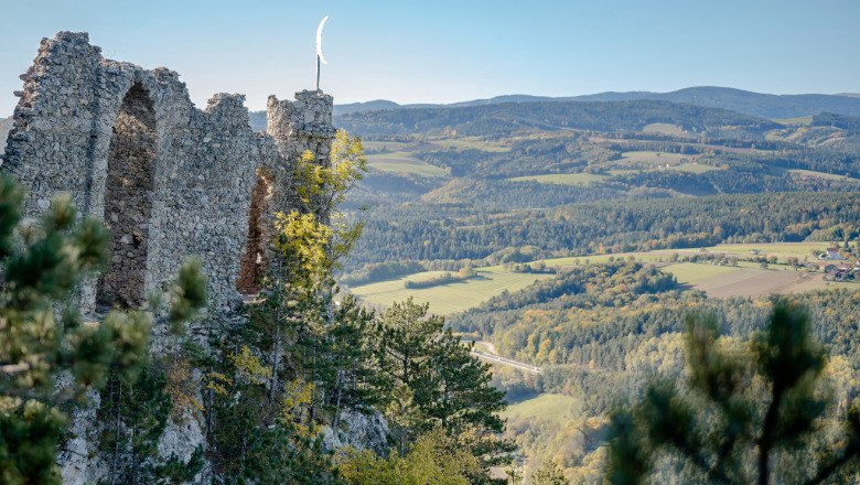 Ruine T&uuml;rkensturz von der Seite fotografiert mit Blick auf h&uuml;gelige Landschaft und W&auml;lder.