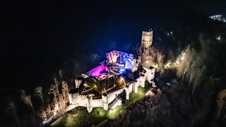 Drohnenaufnahme der Burgruine Kirchschlag, © Wiener Alpen, Flotoanker - Luckerbauer