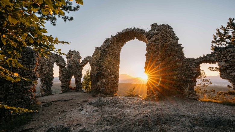 Ruine T&uuml;rkensturz bei Sonnenuntergang mit Sonnenstrahlen durch die steinernen B&ouml;gen.