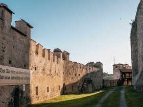 Burgruine Kirchschlag Eingangbereich, © Wiener Alpen, Roman Königshofer